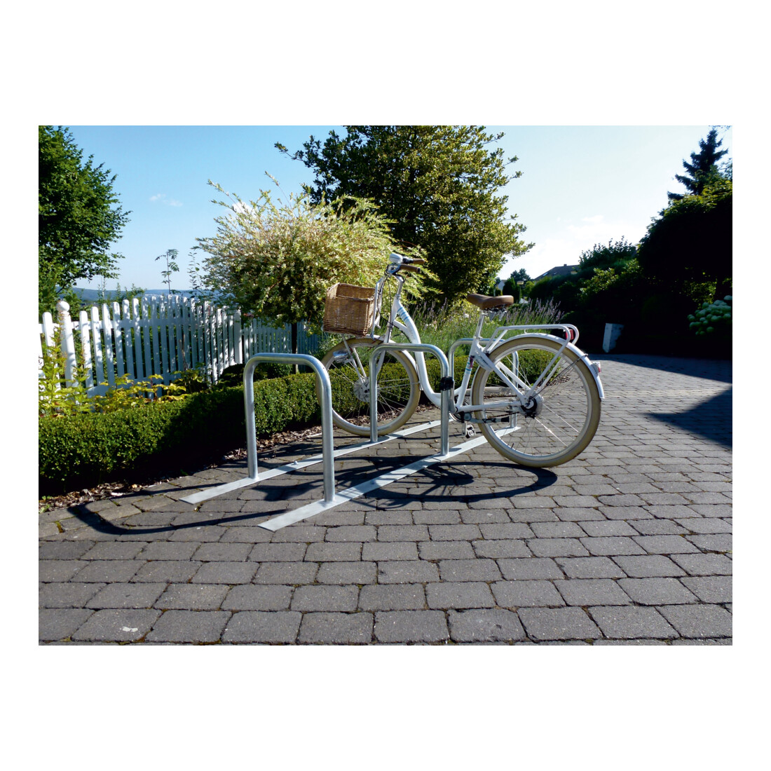 Schake Fahrradanlehnständer drei Anlehnbügeln, Ø48mm verschweißt auf Flacheisen 100x8mm, 1800mm lang