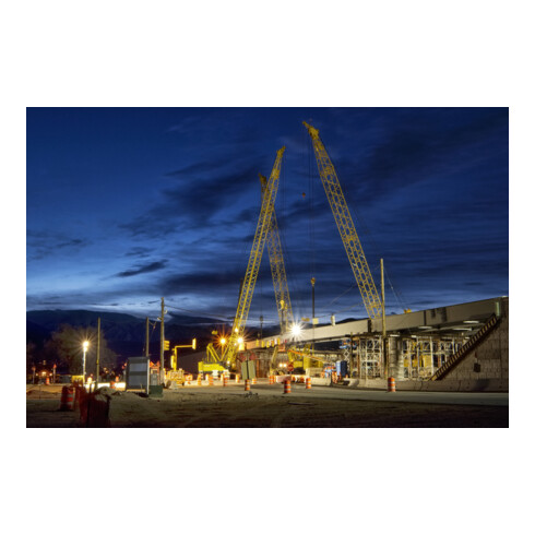 Schake Lampenmast Set 1, 4 m Masthöhe, verzinkt, 600 kg Beton- Aufstellvorrichtung, Lichtfarbe 4000 K