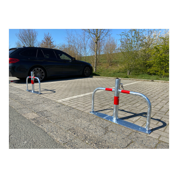 Schake Parkplatzsperre Typ 40660, umlegbar, Ø 60mm, Überflur 500mm, + Rundrohrbügeln, Gesamtbreite 800mm + Profilzylinderschloß, zum Aufdübeln inkl. Befestigungsmaterial