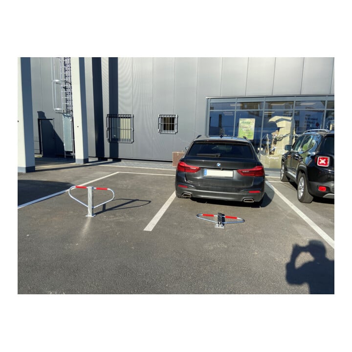 Schake Parkplatzsperre Typ 40770B, umlegbar, 70x70mm, Überflur 500mm, + Rundrohrbügeln, Gesamtbreite 800mm + Rund, Zylinderschloß, beschichtet, weiß / rot