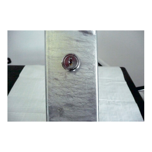 Schake Parkplatzsperre Typ 40771, umlegbar, 70x70mm, Überflur 500mm, + Rundrohrbügeln, Gesamtbreite 800mm + Rund, Zylinderschloß, z. Einbetonieren