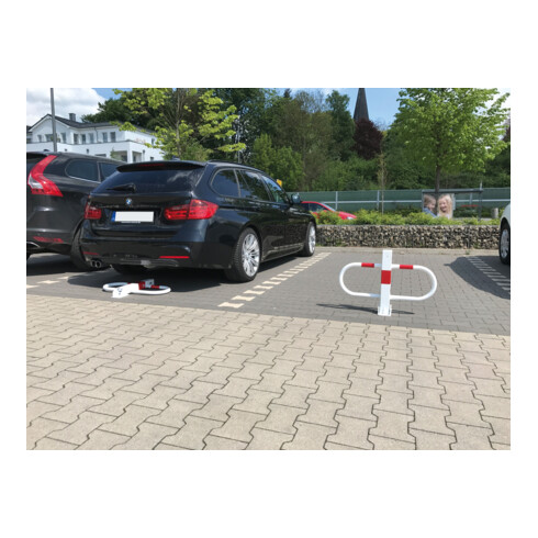Schake Parkplatzsperre Typ 4709FUB, umlegbar + Dreikantverschluß, 70x70mm + seitlichen Rohrbügeln weiß / rot