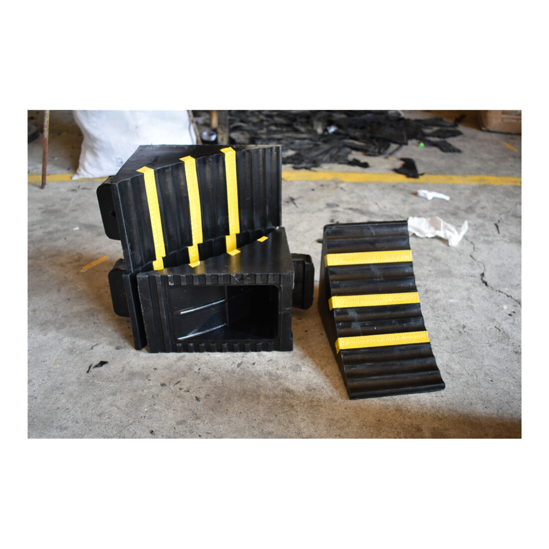 Schake Radkeil schwarz mit drei gelben Streifen, 285 x 155 x 185 mm