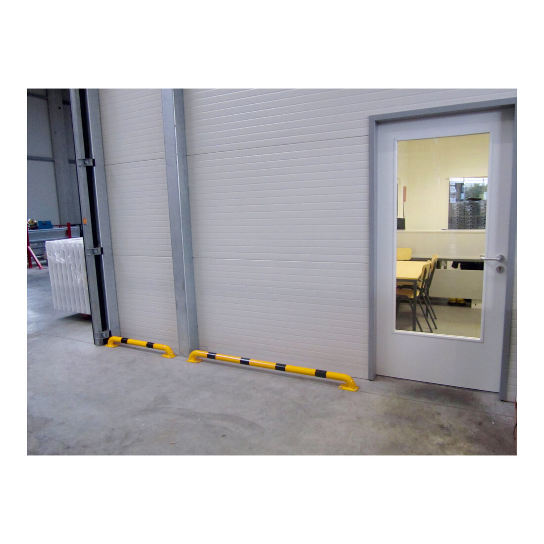 Schake Rammschutz, Bügel Stahlrundrohr Ø 60mm, zum Aufdübeln Bodenplatte 100x150 mm gelb pulverbeschichtet + schwarzen Streifen, Breite 1000mm, Höhe 115 mm