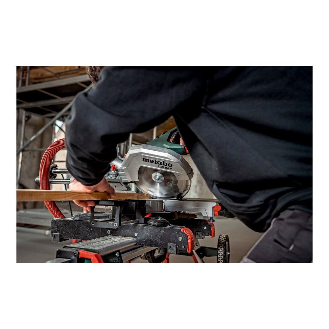 Scie à onglets Metabo KGS 254 M avec socle de machine KSU 251