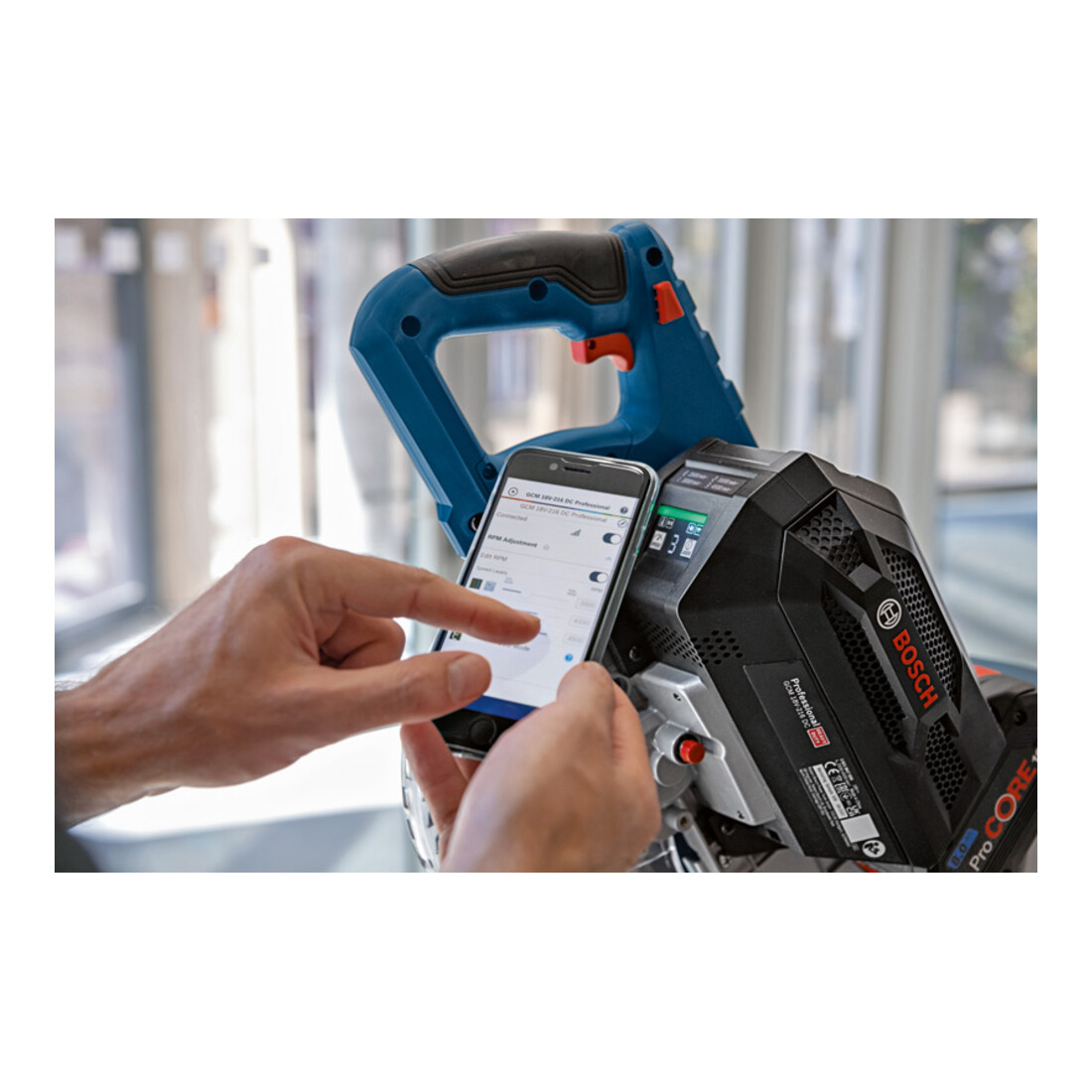 Scie à onglets sans fil BITURBO GCM 18V-216 DC Bosch