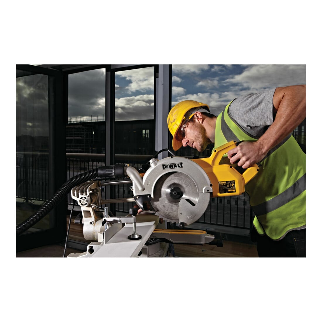 Scie à panneaux DEWALT 250 mm 1850 Watt DWS778-QS