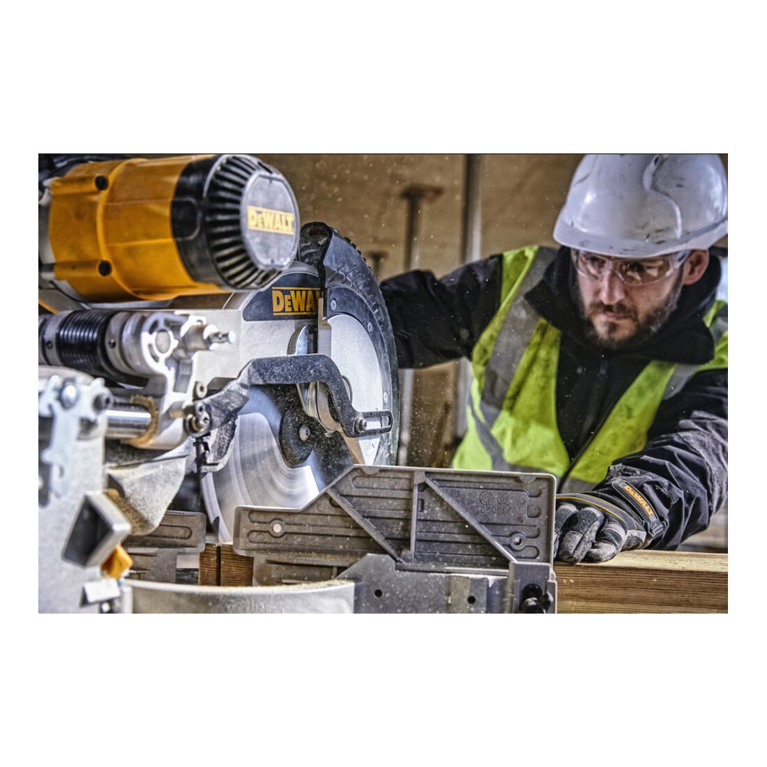Scie à panneaux DEWALT 305 mm 1675 Watt DWS780-QS