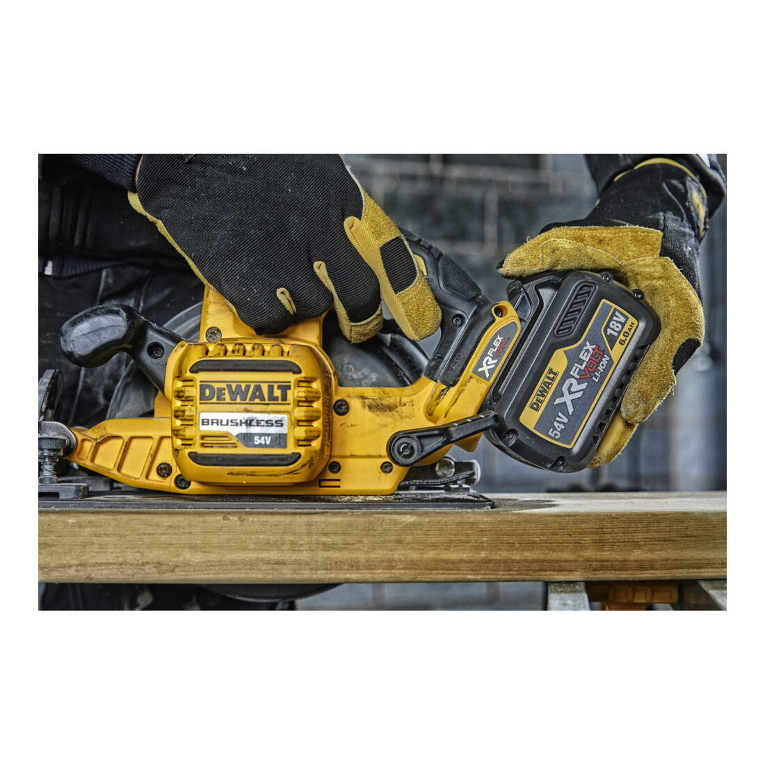 Scie circulaire à batterie DEWALT 54V version de base DCS575NT-XJ