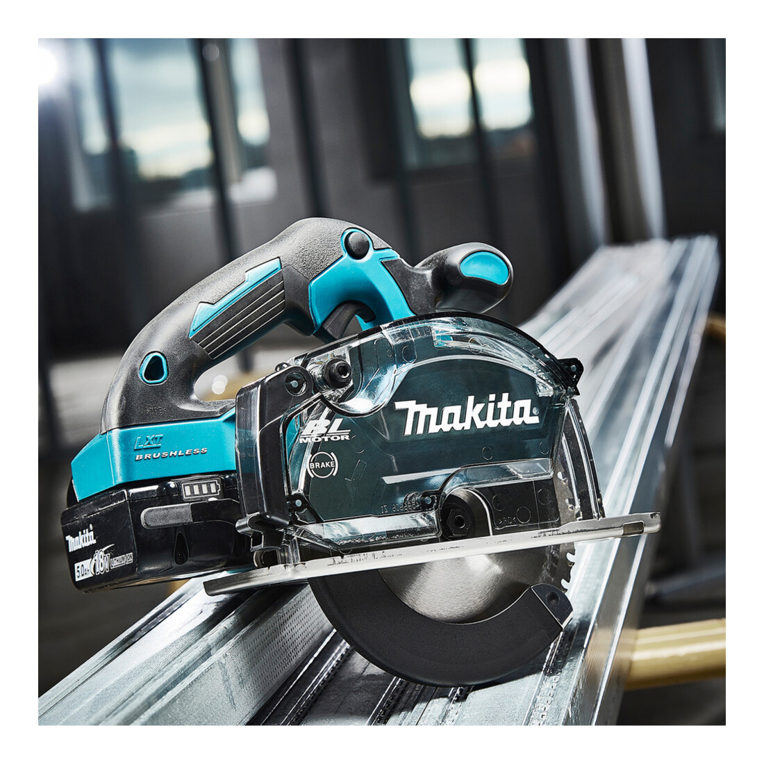 Scie circulaire à métaux à batterie Makita 18 V / 5,0 Ah