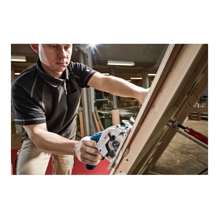 Scie circulaire électroportative sans fil BOSCH GKS1226 avec L-BOXX