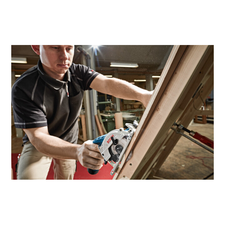 Scie circulaire électroportative sans fil BOSCH GKS1226 avec L-BOXX
