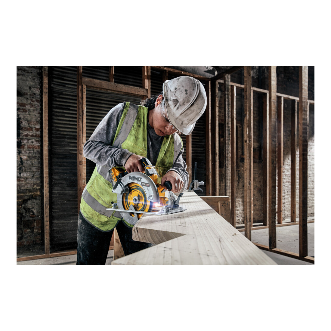 Scie circulaire manuelle sans fil DEWALT 18V/5Ah