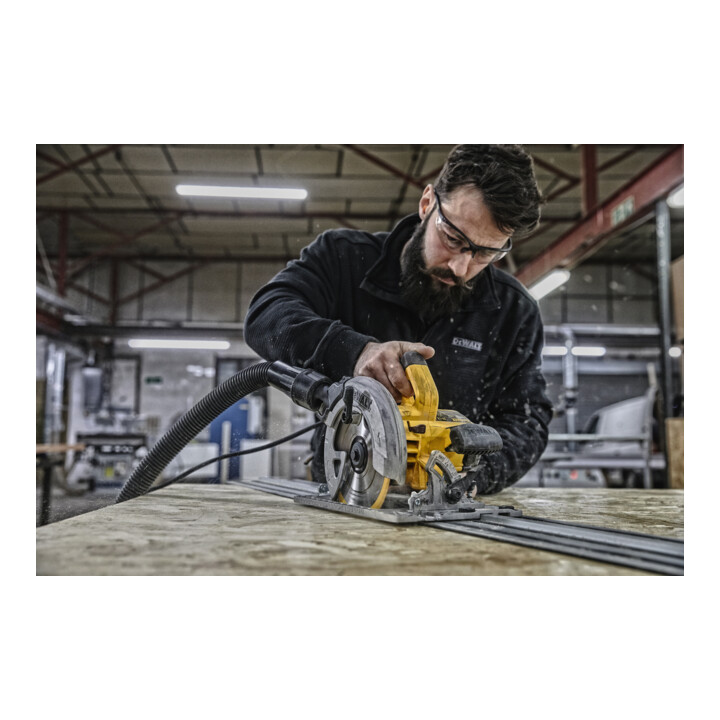 Scie circulaire portative DEWALT 61 mm dans une mallette DWE576K-QS
