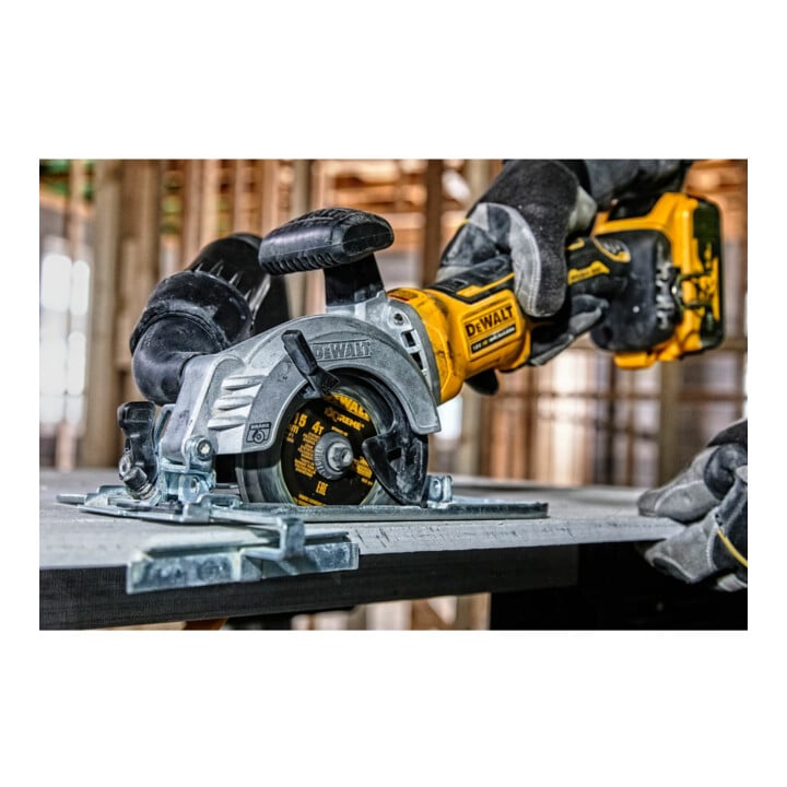 Scie circulaire sans fil DEWALT 18 volts compacte, profondeur de coupe 38mm (version de base) DCS571NT-XJ