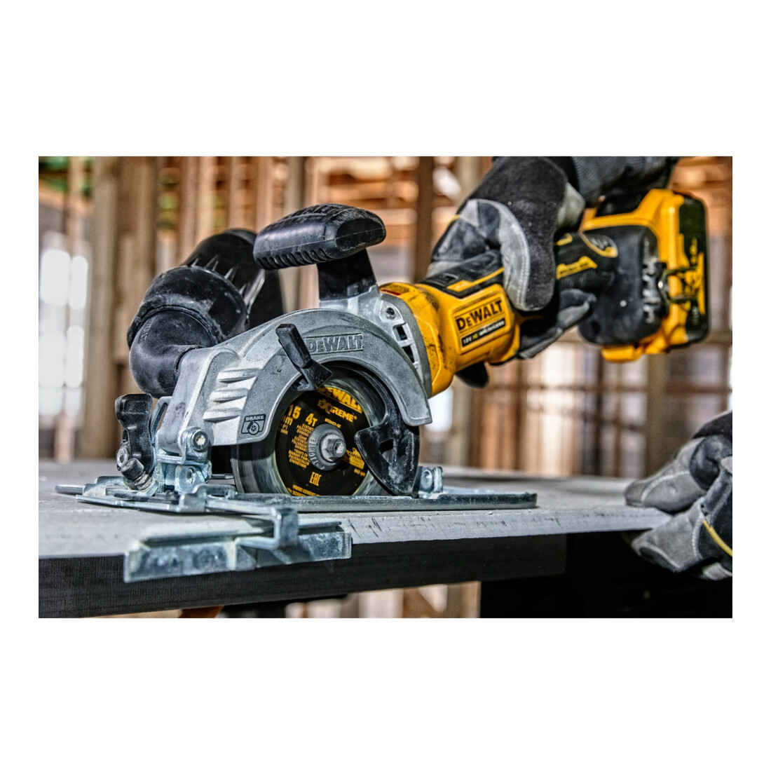 Scie circulaire sans fil DEWALT 18 volts compacte, profondeur de coupe 38mm (version de base) DCS571NT-XJ