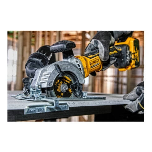 Scie circulaire sans fil DEWALT 18 volts compacte, profondeur de coupe 38mm (version de base) DCS571NT-XJ