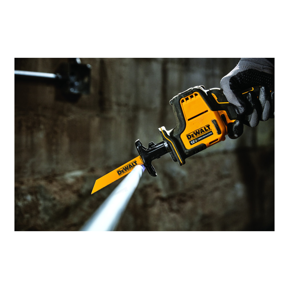 Scie sabre compacte sans fil 12 volts DEWALT (sans balais), version de base