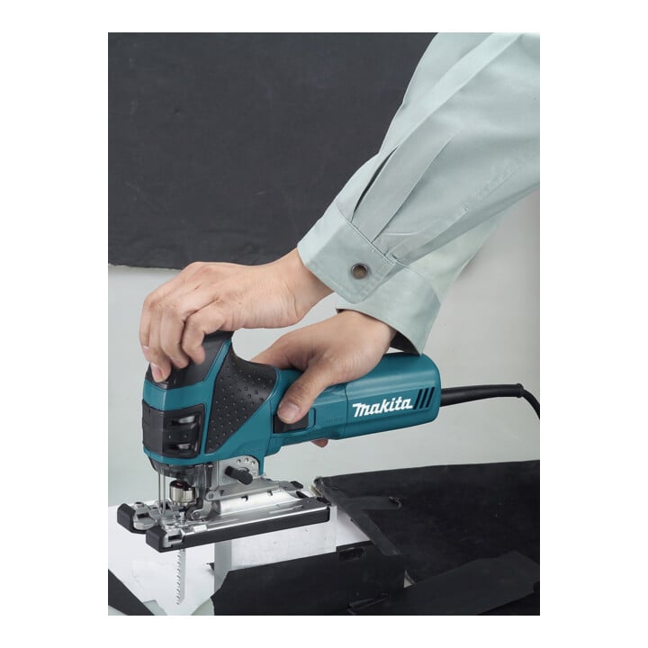 Scie sauteuse à mouvement pendulaire Makita 4351FCTJ avec LED