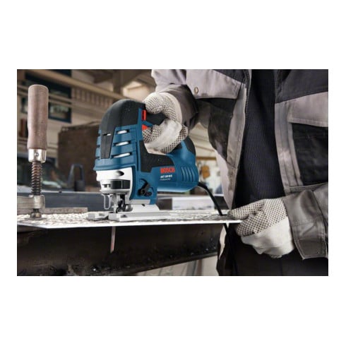 Scie sauteuse Bosch GST 150 BCE dans le cas d'un ouvrier