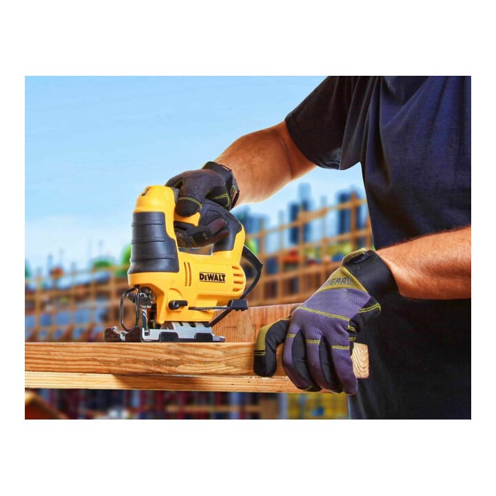 Scie sauteuse pendulaire DEWALT, 230 Volts, poignée en forme d'étrier DWE349-QS