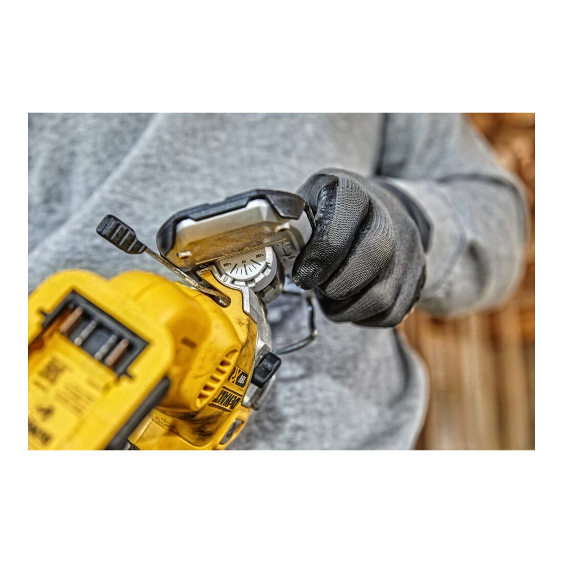 Scie sauteuse sans fil à course pendulaire DEWALT DCS334NT-XJ