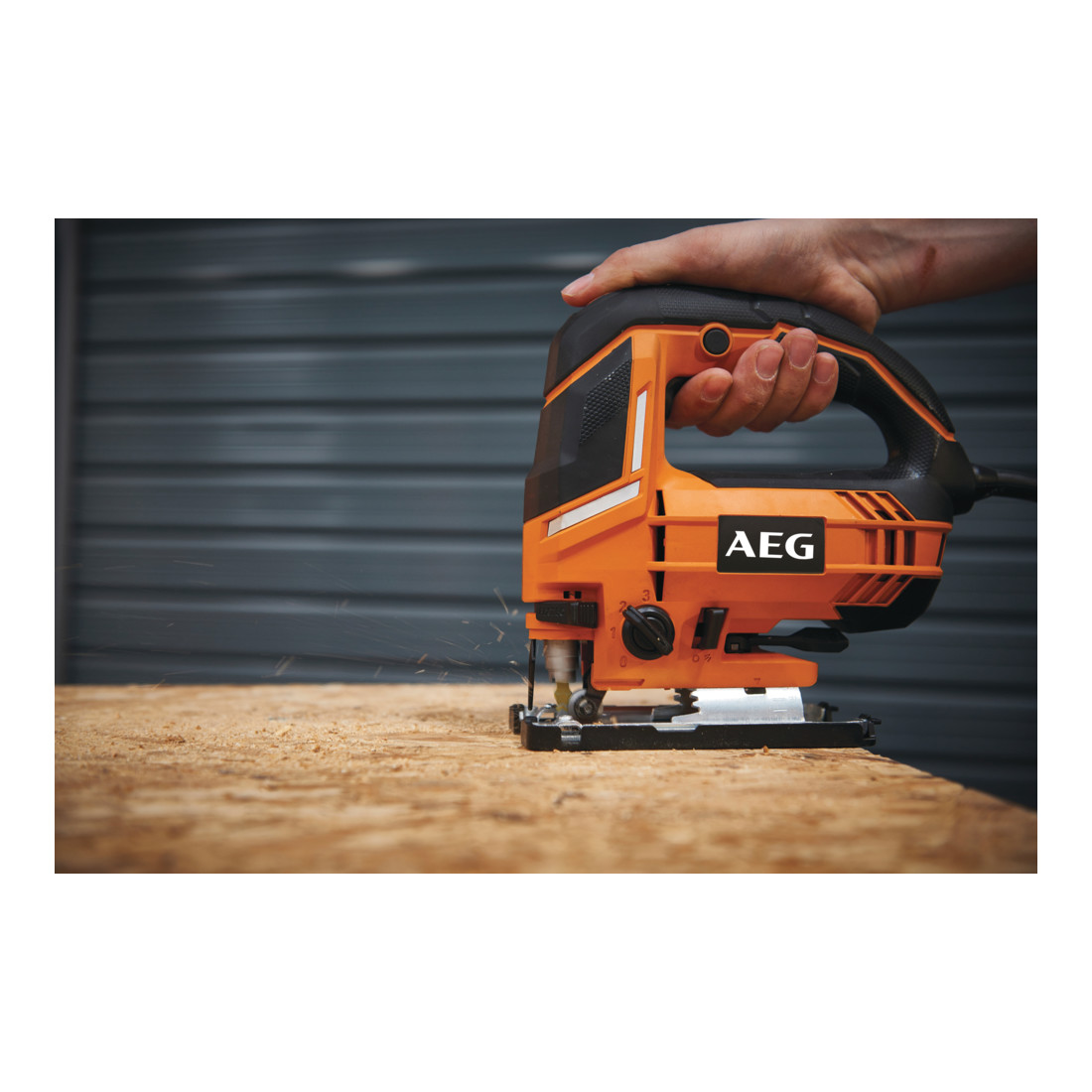 AEG Seghetto alternativo STEP 100 X 700W con lama, paratrucioli e valigetta