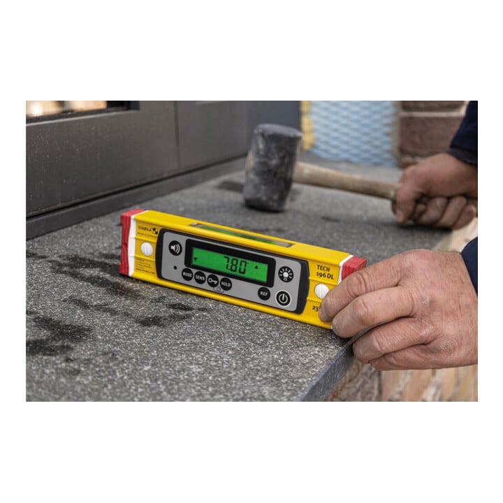 STABILA Niveau numérique TECH 196 DL, 23 cm, étanche IP 67, 2 écrans, sans calibration, modes °, %, mm/m, in/ft, étui
