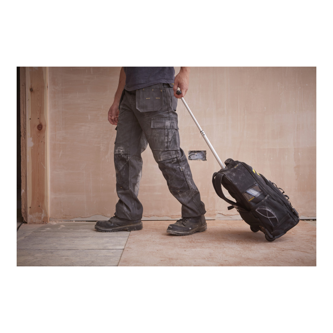 Stanley Essential Rucksack mit Teleskopgriff