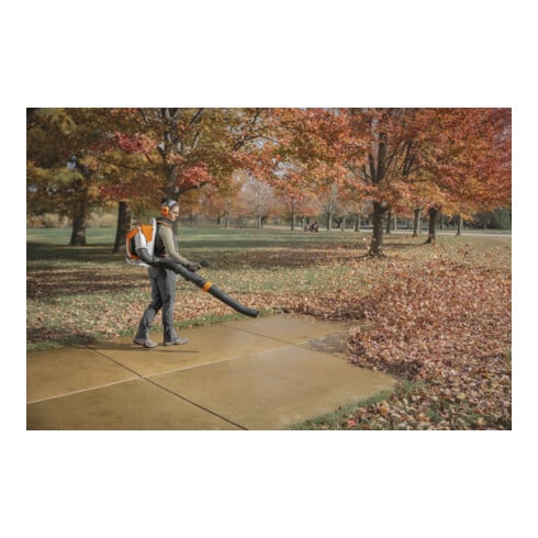 Stihl Souffleur de feuilles sans fil BRA 600 B porté sur le dos