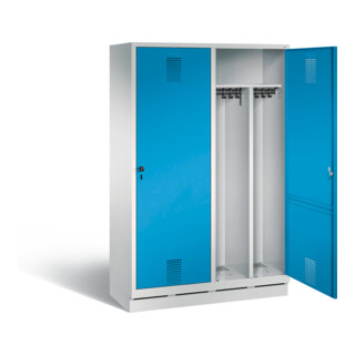 C+P Armoire à casiers Evolo noir et blanc, H1800×I1190×P500mm, façade bleu clair, corps gris clair (48220-40)