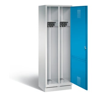 C+P Armoire à casiers Evolo noir et blanc, H1800×I610×P500mm, façade bleu clair, corps gris clair (48220-20)