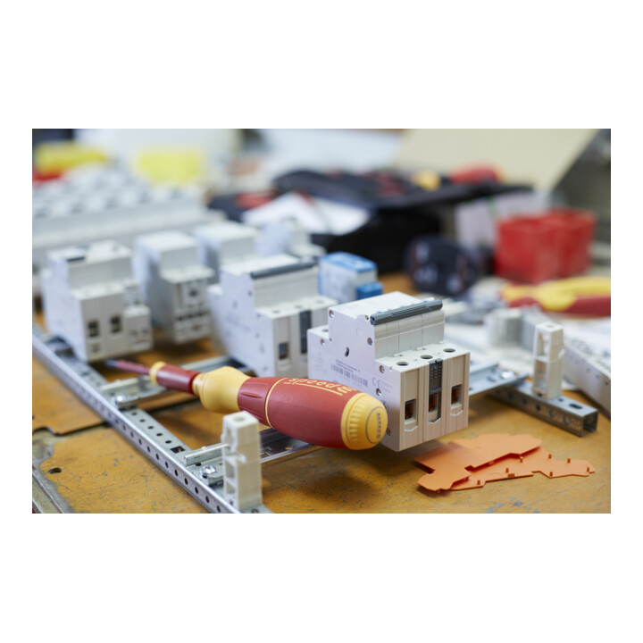Wiha E-Schraubendreher Set 1 speedE Schlitz, Phillips, PlusMinus/Pozidriv 10-tlg in L-Boxx Mini mit slimBits, Batterien und Ladegerät UK (42266)