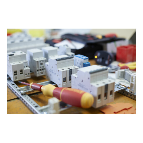 Wiha E-Schraubendreher Set 2 speedE gemischt 13-tlg in L-Boxx Mini mit slimBits, easyTorque Adapter, Batterien und Ladegerät UK (42267)