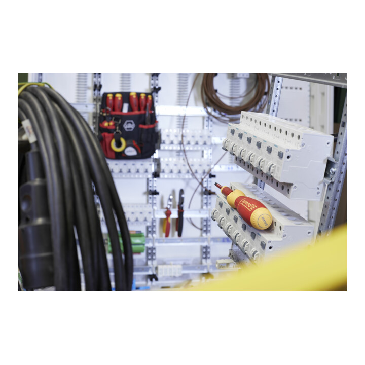 Wiha E-Schraubendreher Set 2 speedE gemischt 13-tlg in L-Boxx Mini mit slimBits, easyTorque Adapter, Batterien und Ladegerät UK (42267)